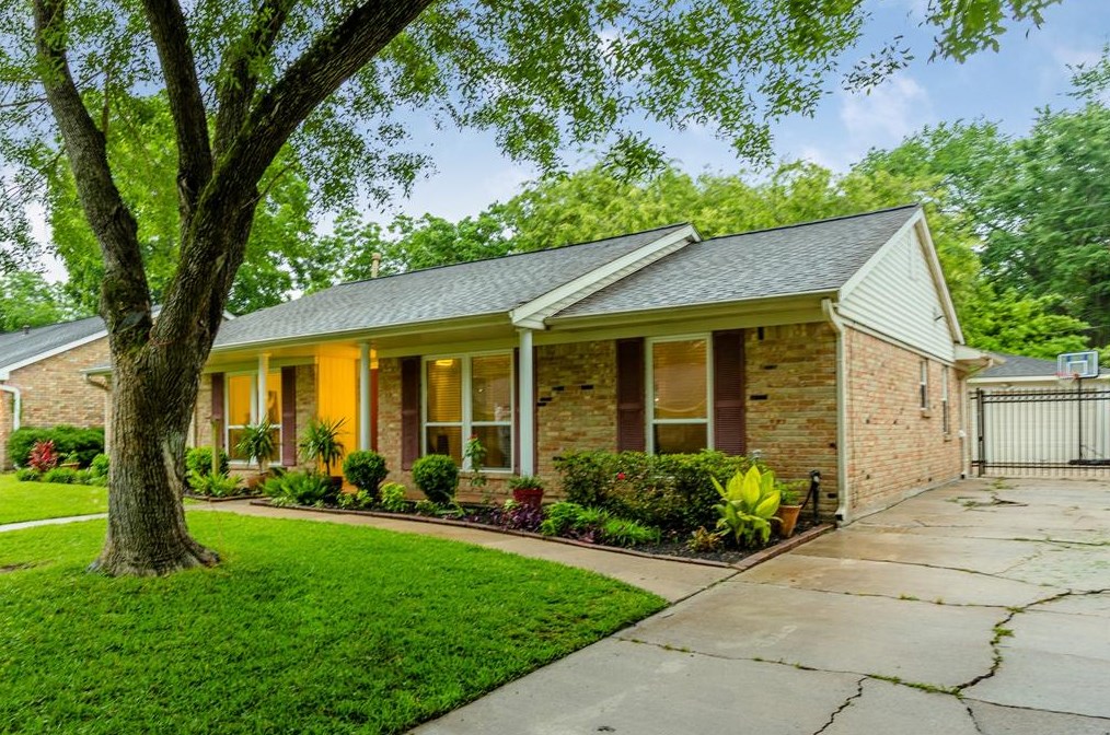 6011 Benning Dr, Houston, TX 77096