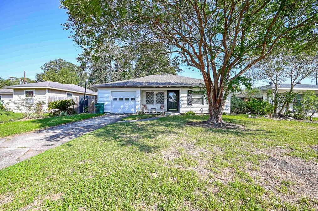 2205 Huntington Dr, Pasadena, TX 77506