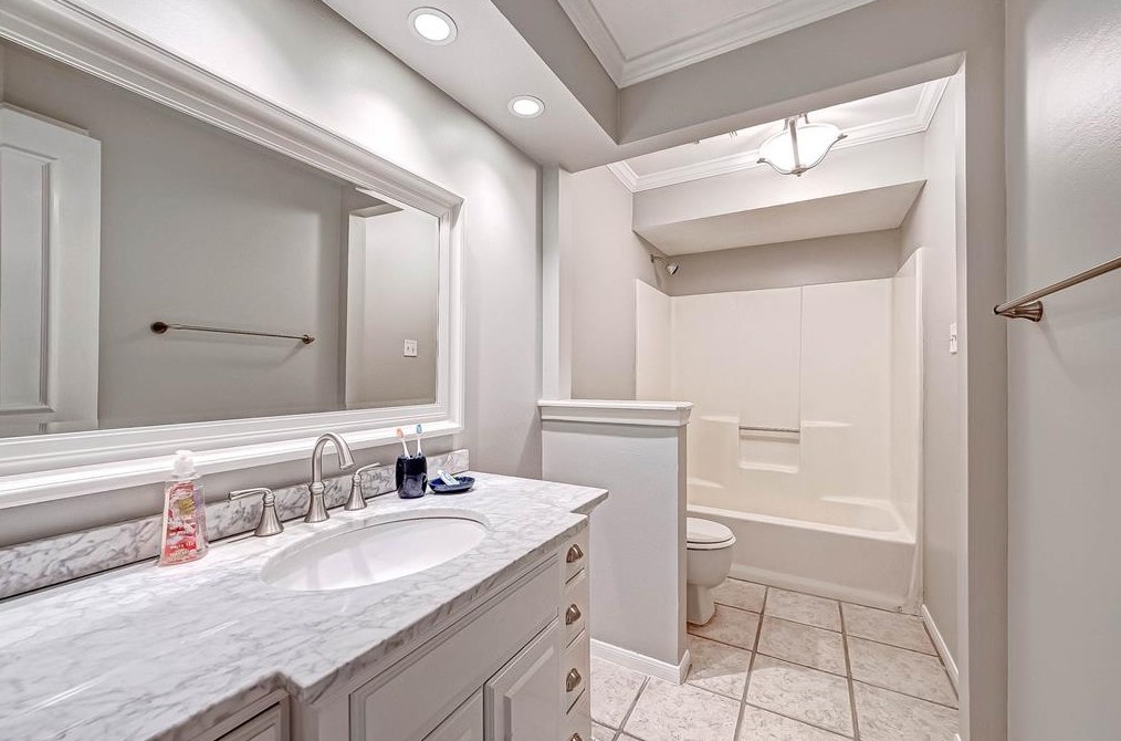 1549 Beaconshire Rd, Houston TX  77077-3868 exterior