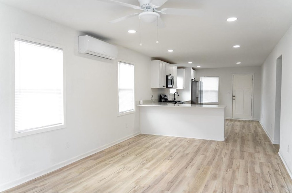 923 39th St, Houston, TX 77022-4725