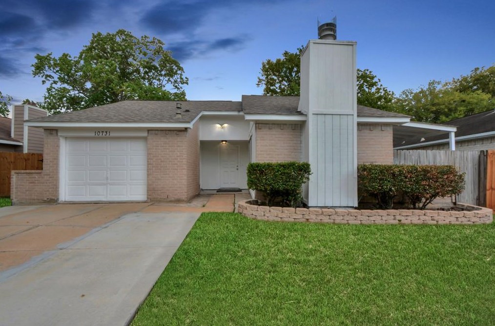 10731 Lakewood Oaks Dr, Sugar Land, TX 77498-1743