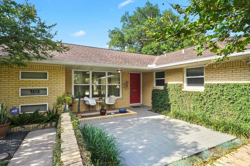 4858 Woodpecker St, Houston, TX 77035-4930