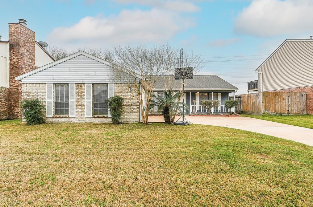 16118 Pipers View Dr, Houston, TX 77598