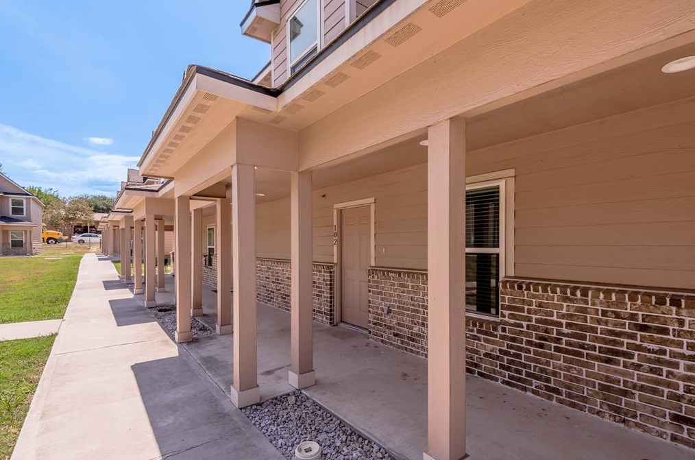 2002 20th St #102, Huntsville, TX 77340