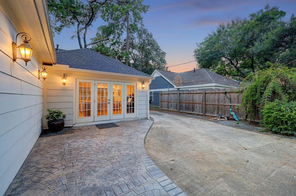 1522 Sue Barnett Dr, Houston TX  77018-5411 exterior
