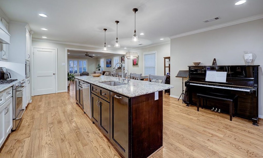1522 Sue Barnett Dr, Houston TX  77018-5411 exterior