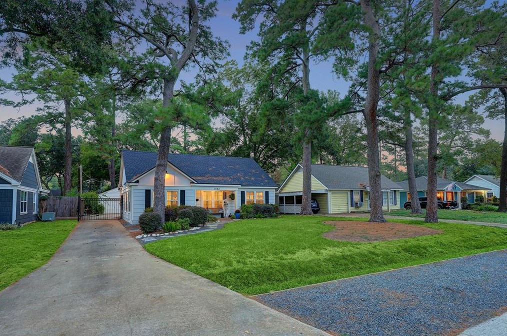 1522 Sue Barnett Dr, Houston, TX 77018-4306
