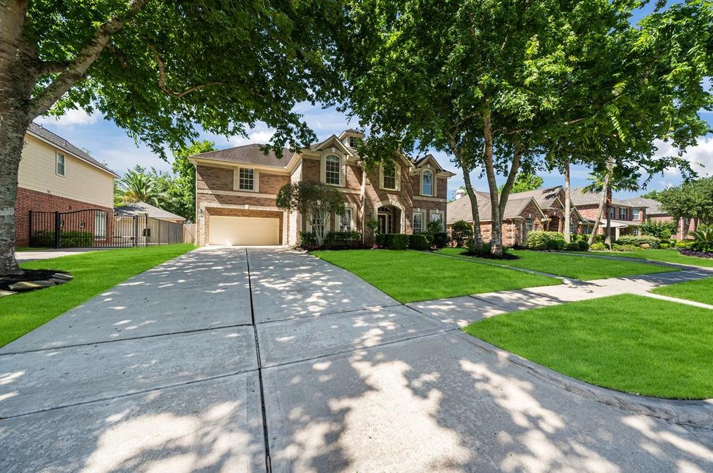8414 Big Bend Dr, Sugar Land, TX 77479