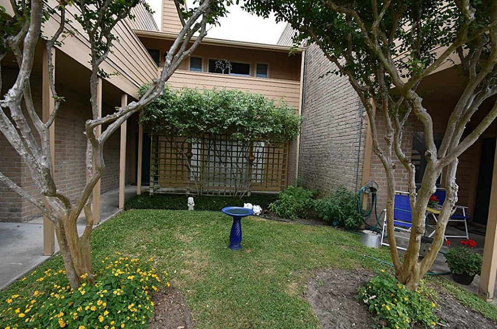 1915 Augusta Dr, Houston TX  77057-3770 exterior