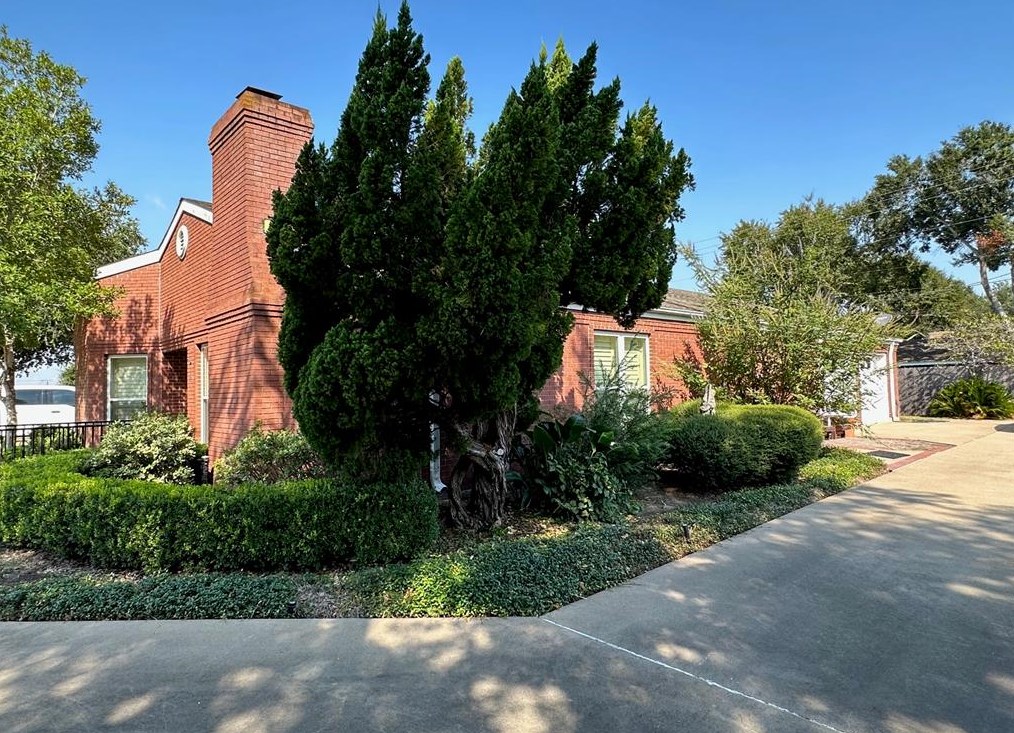 2729 Brook Bend Ln, Jones Creek, TX 77437-2166