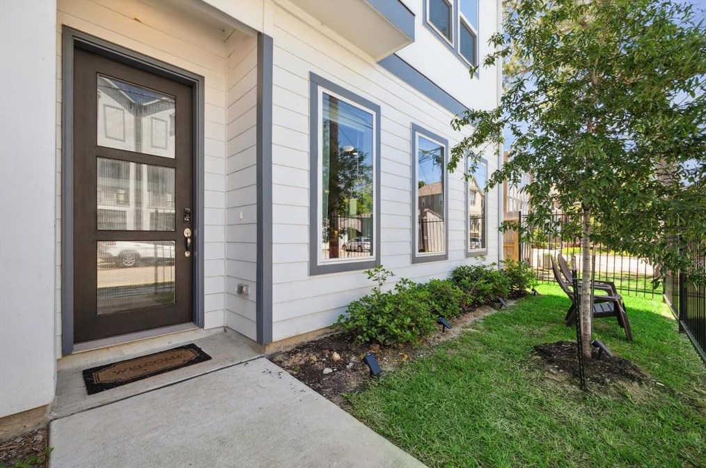 915 35th St, Houston, TX 77018-6220