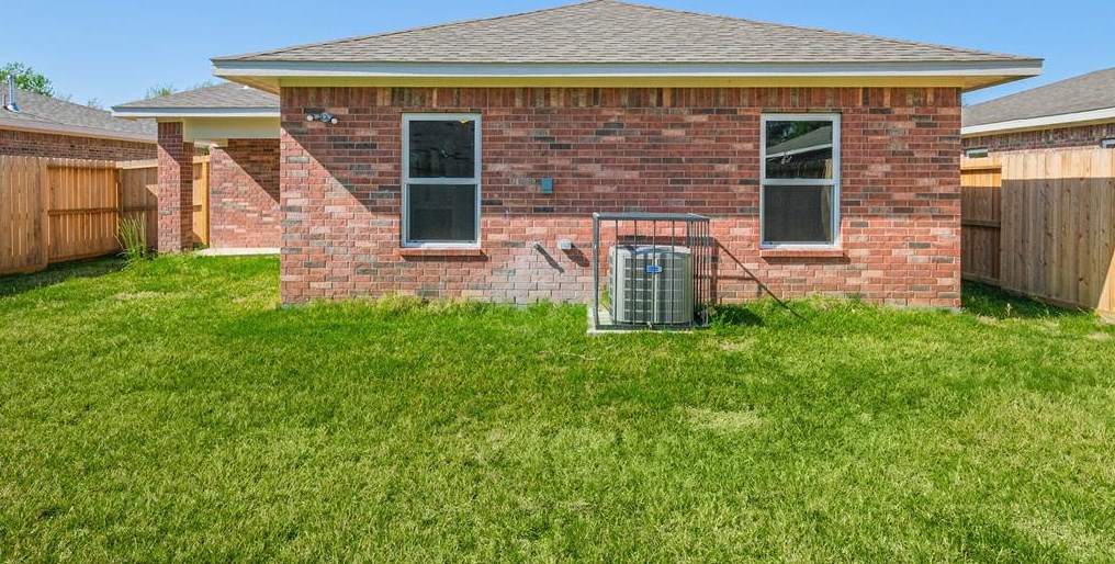 8710 Dallas Acorn St, Houston TX  77078-1104 exterior