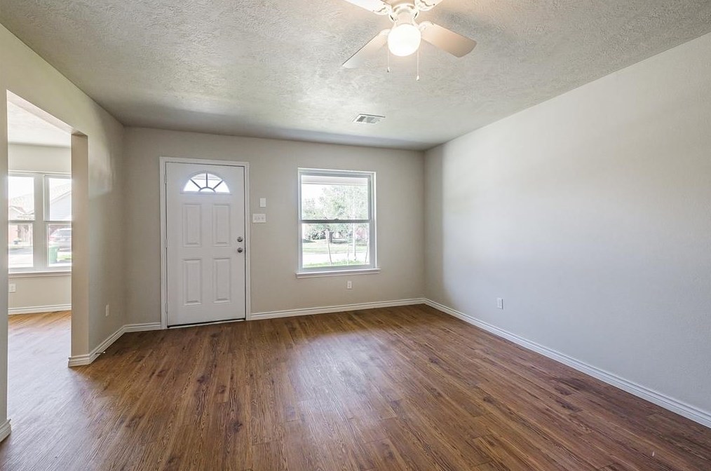 8710 Dallas Acorn St, Houston TX  77078-1104 exterior