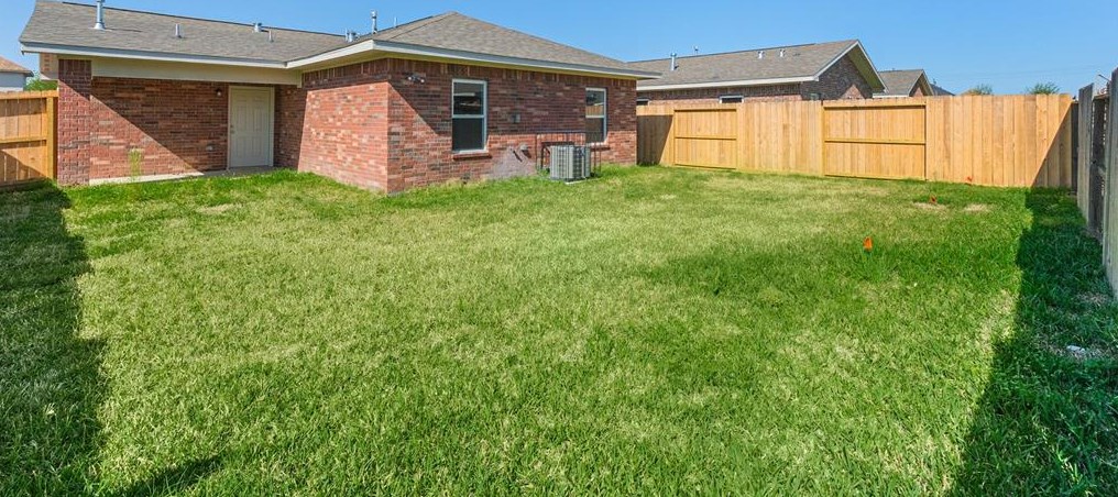 8710 Dallas Acorn St, Houston TX  77078-1104 exterior
