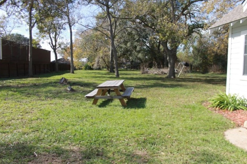 121 Parker Ln, West Columbia, TX 77486