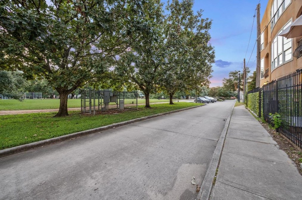 3004 Chenevert St, Houston TX  77004-3007 exterior