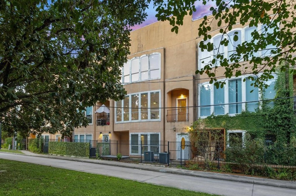 3004 Chenevert St, Houston, TX 77004-3007