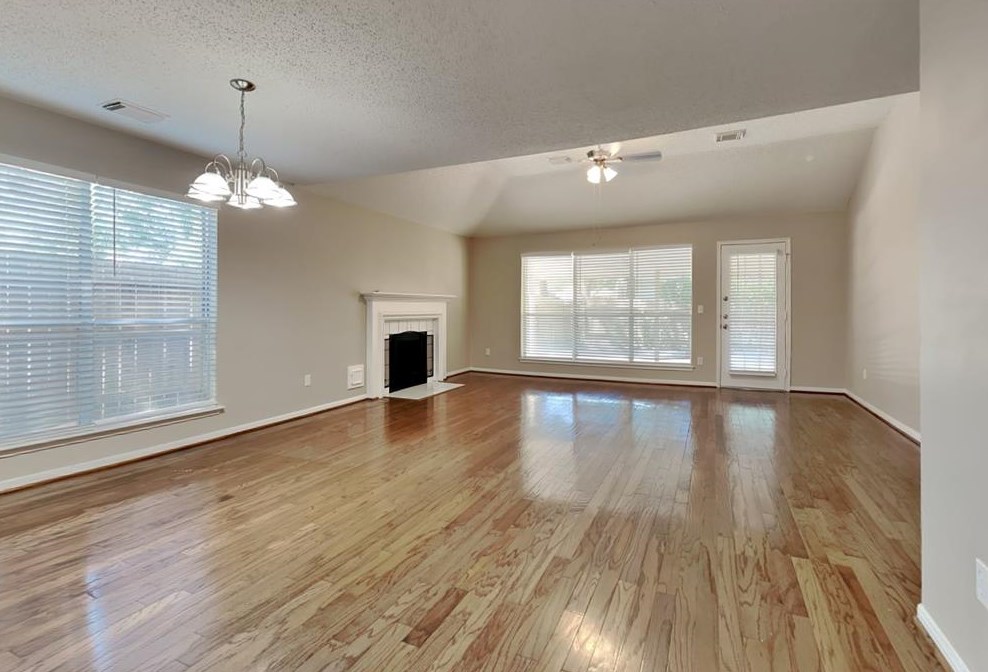 6 Regency Ct, Conroe, TX 77304
