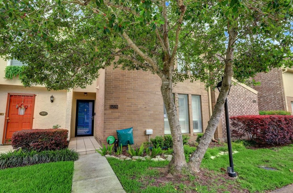 5229 Woodlawn Pl, Bellaire, TX 77401