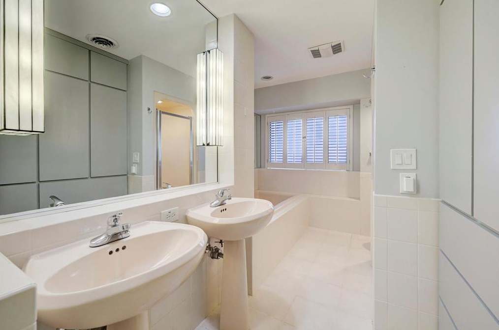 10623 Olympia Dr, Houston TX  77042-2818 exterior