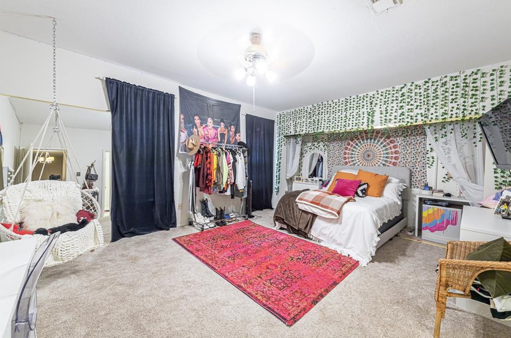 654 Wilcrest Dr, Houston TX 77042-1080 exterior