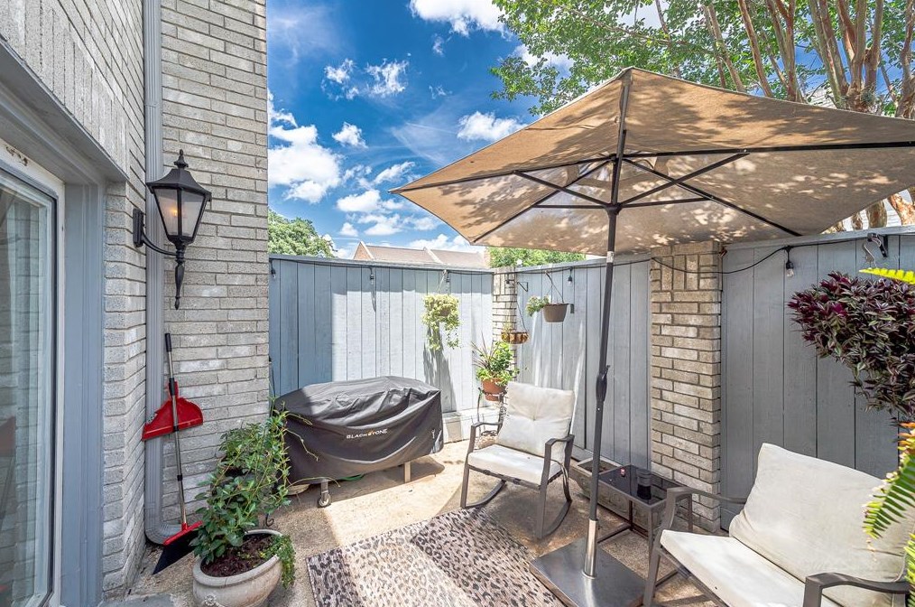 654 Wilcrest Dr, Houston TX 77042-1080 exterior