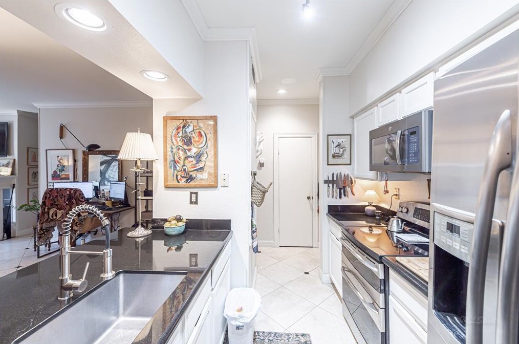 654 Wilcrest Dr, Houston TX 77042-1080 exterior