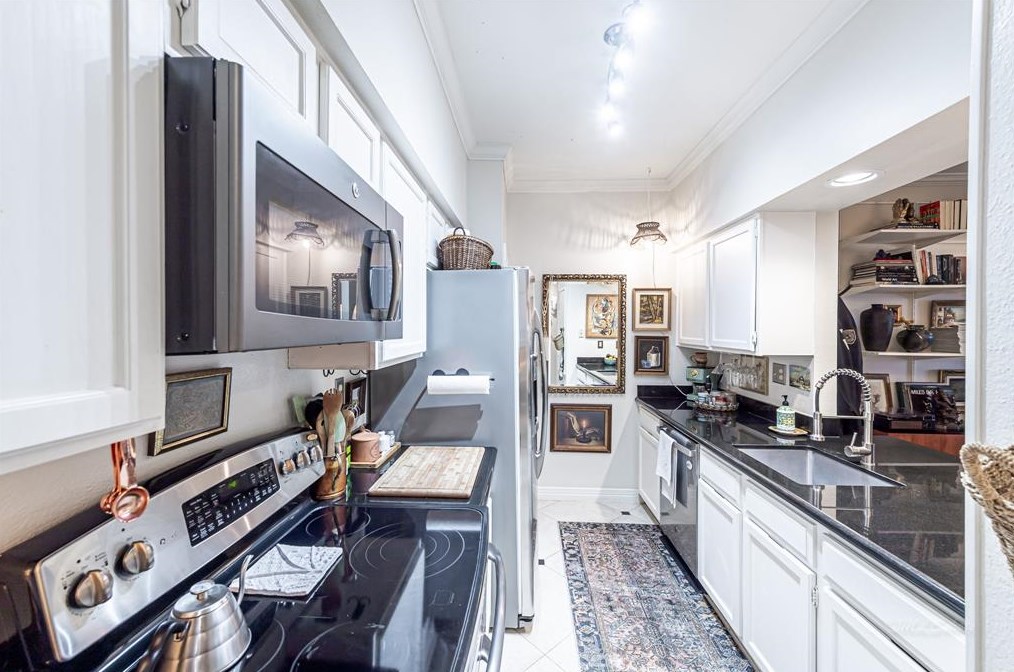 654 Wilcrest Dr, Houston TX 77042-1080 exterior