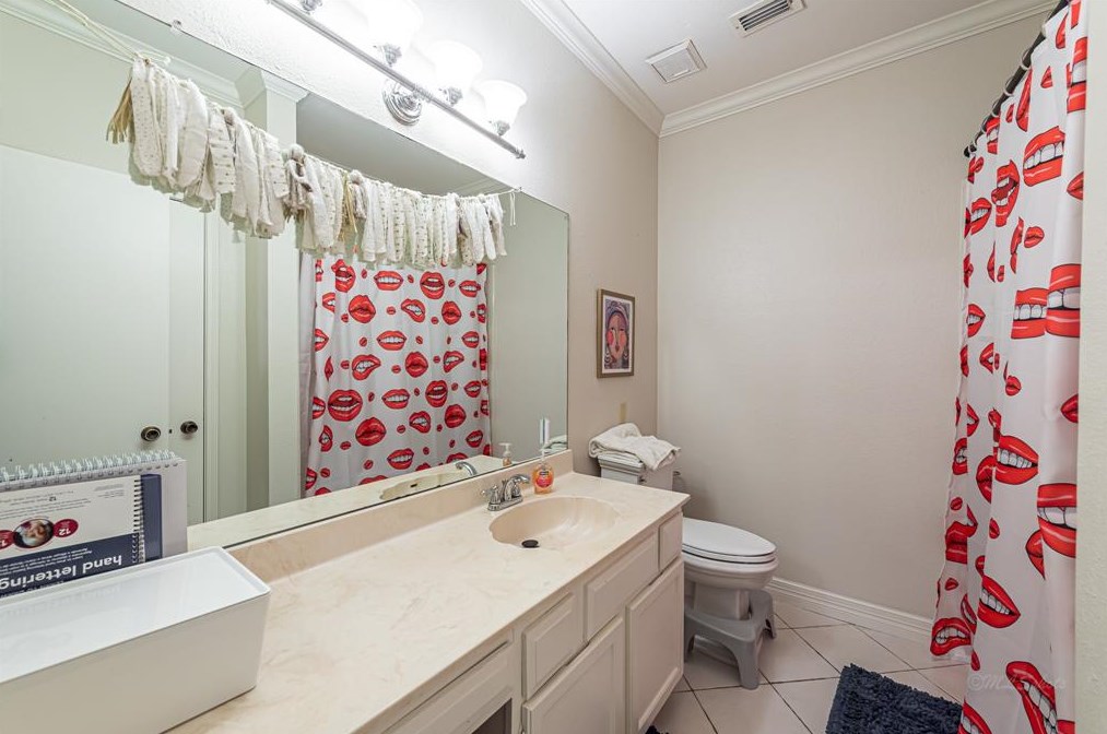 654 Wilcrest Dr, Houston TX 77042-1080 exterior