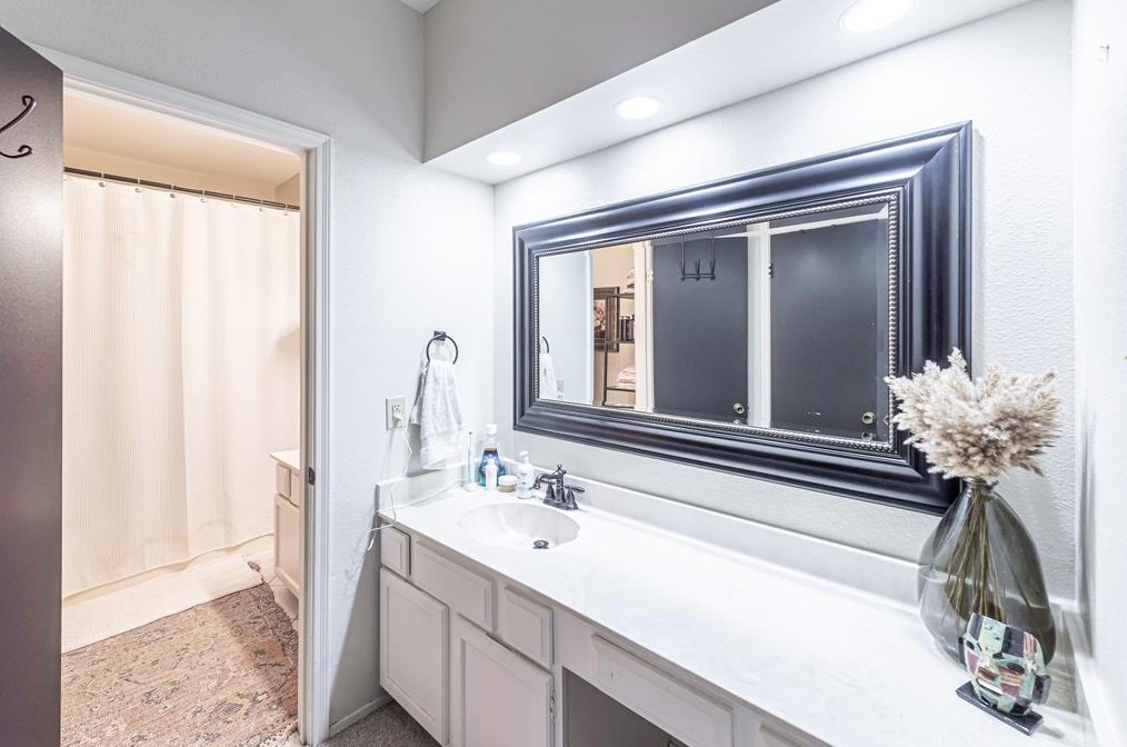 654 Wilcrest Dr, Houston TX 77042-1080 exterior