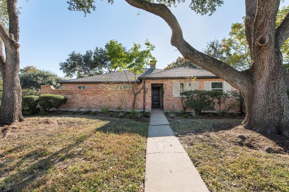 5827 Braesheather Dr, Houston, TX 77096-3928