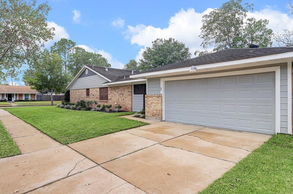 5742 Stillbrooke Dr, Houston, TX 77096-5930