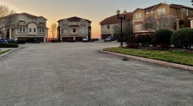 4132 Boardwalk Blvd, Taylor Lake Village, TX 77586