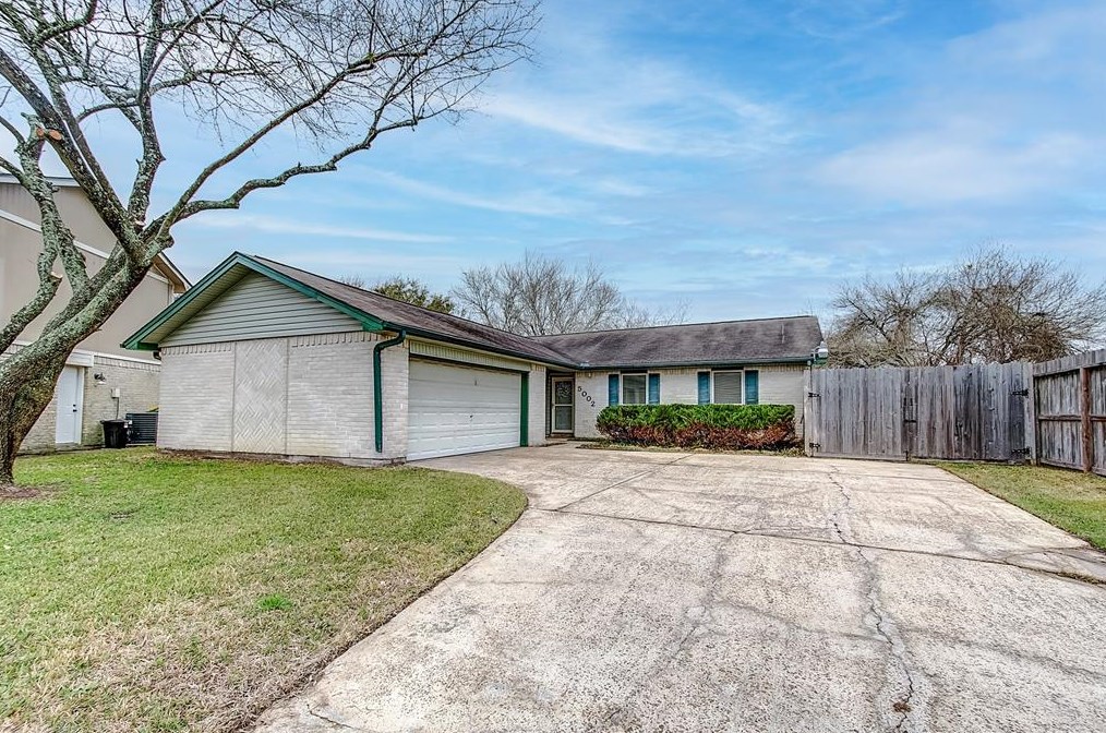 5002 Sandpiper Cir, Baytown, TX 77521-1961