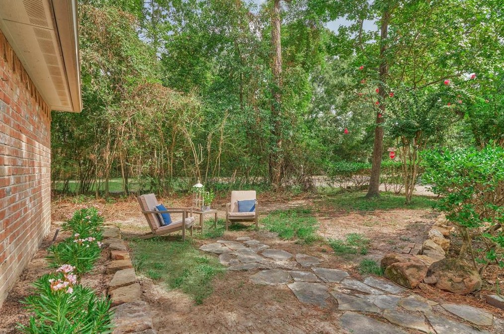 1 Huntsmans Horn Cir, Spring TX  77380-0937 exterior