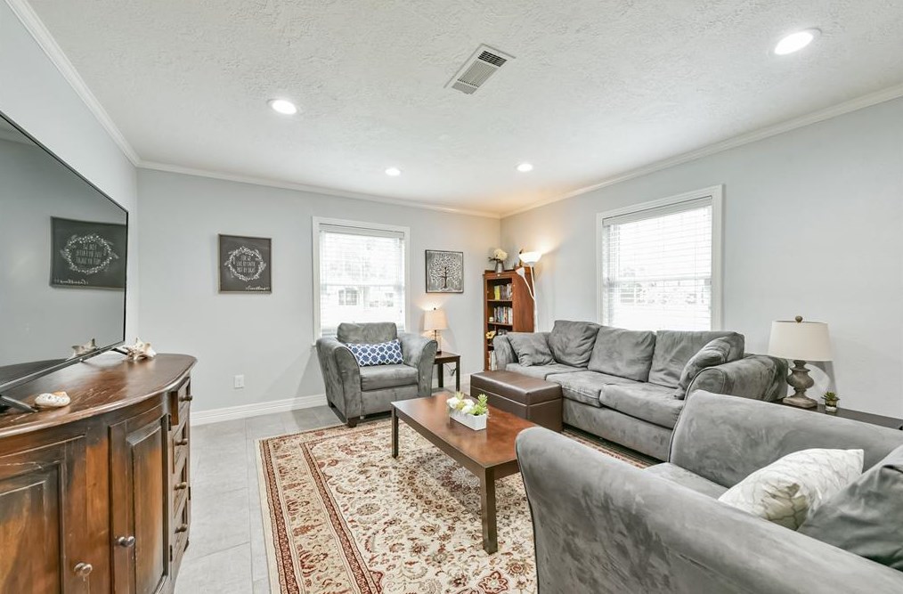 4702 Maple St, Bellaire, TX 77401