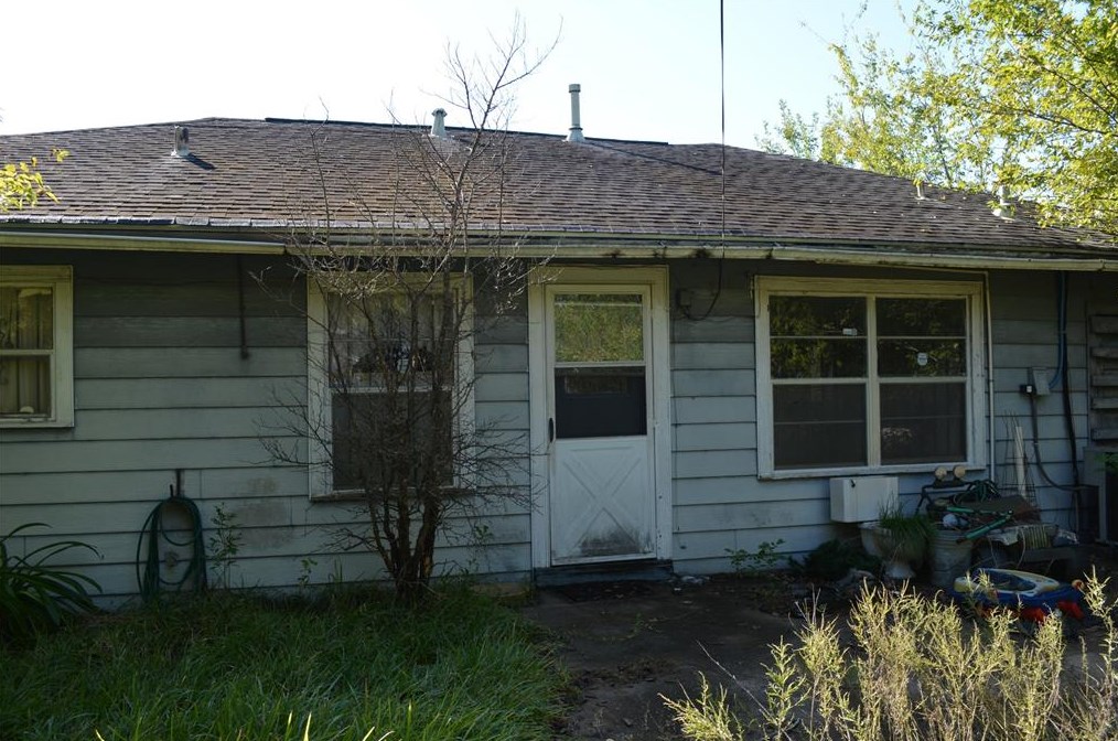 6035 Southmont, Houston TX  77033-1024 exterior