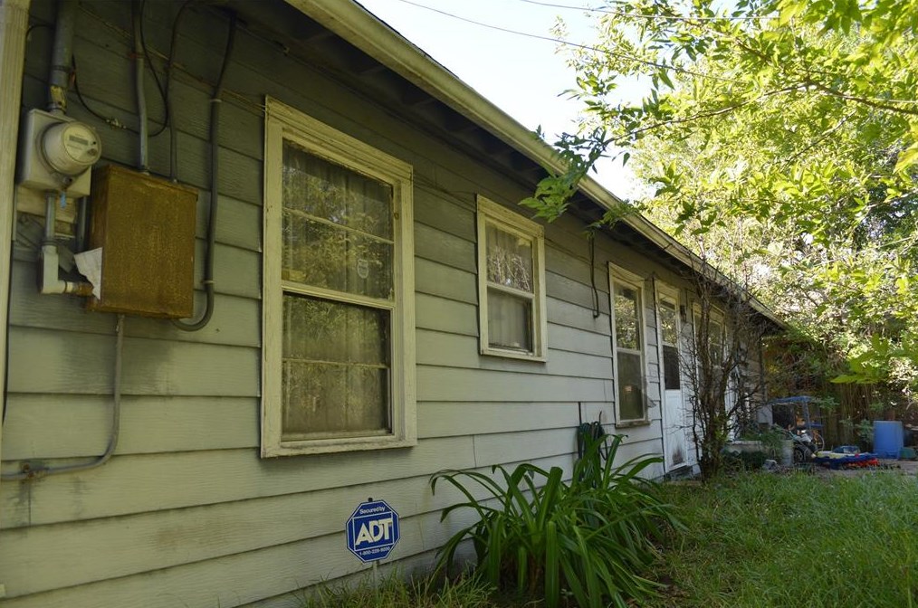 6035 Southmont, Houston TX  77033-1024 exterior