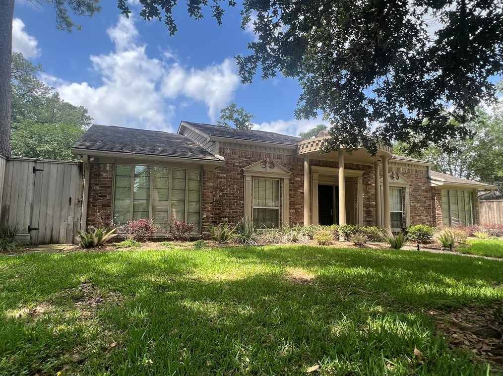 10319 Green Tree Rd, Houston TX  77042-1233 exterior