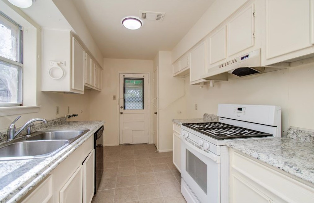 3124 Scotch Moss Ln, Morgans Point, TX 77571
