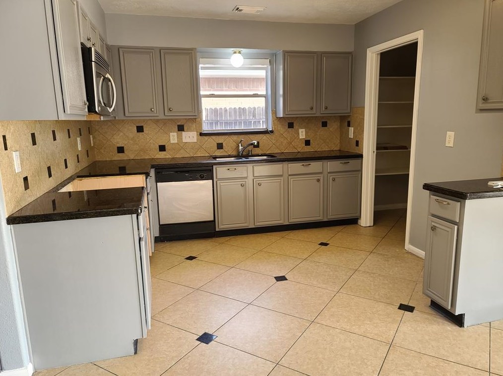 2135 Havencrest Dr, Houston TX  77038-4006 exterior