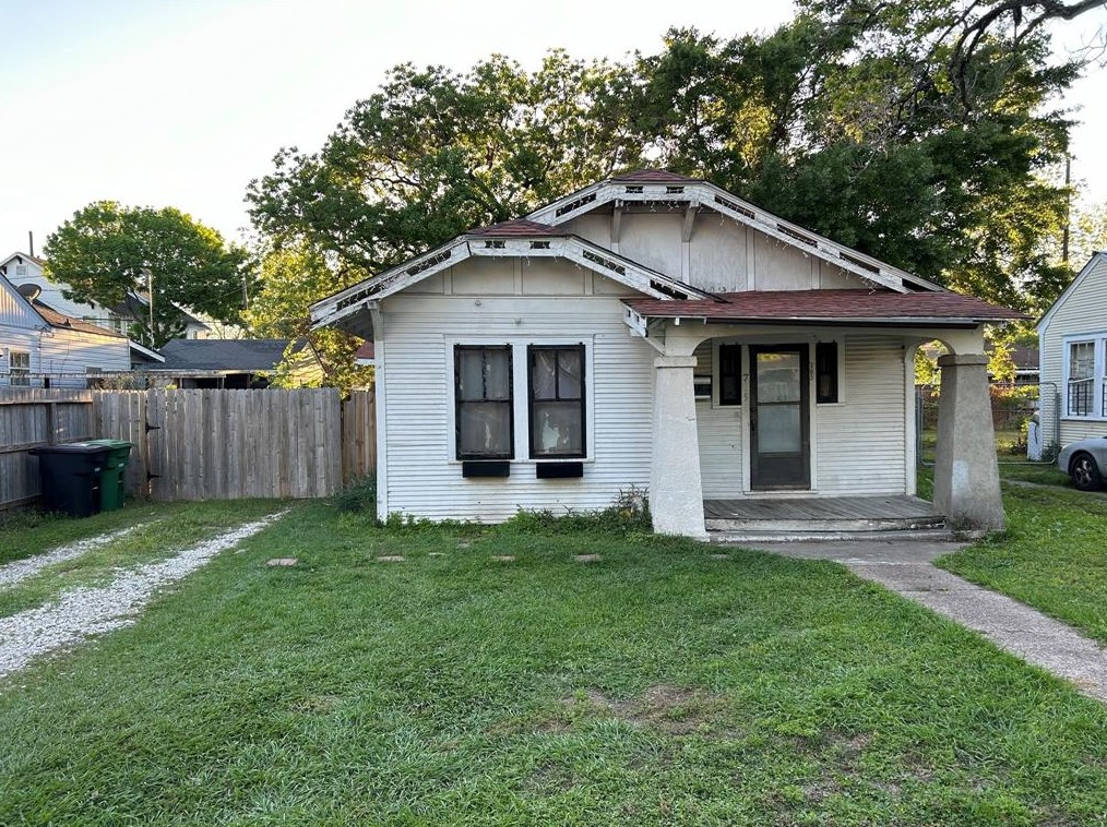 705 Walton St, Houston, TX 77009-4535