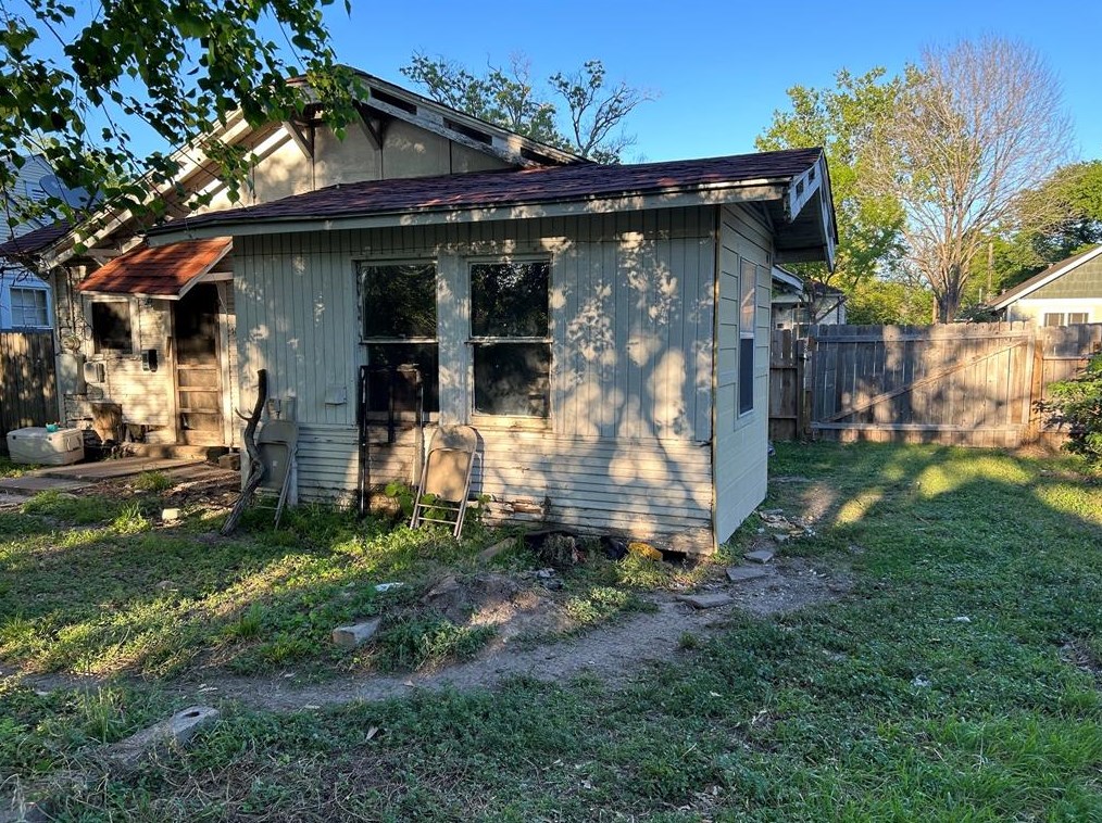 705 Walton, Houston TX  77009-6145 exterior