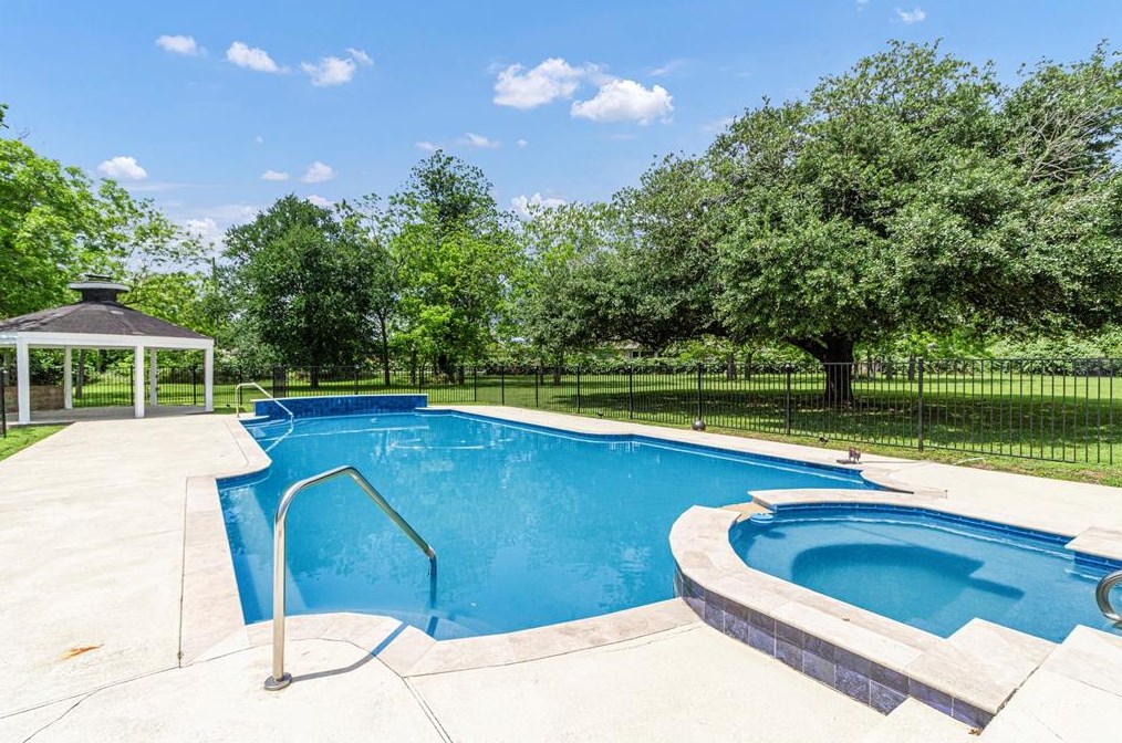 32731 Westminster Dr, Fulshear TX 77441-4098 exterior