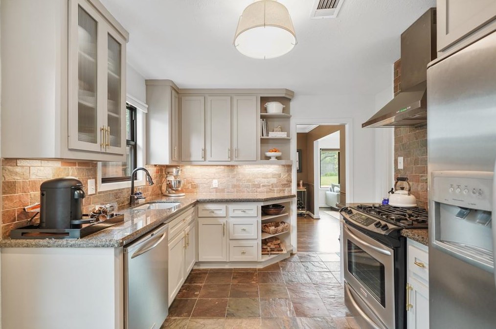 2203 Saxon, Houston TX  77092-5140 exterior
