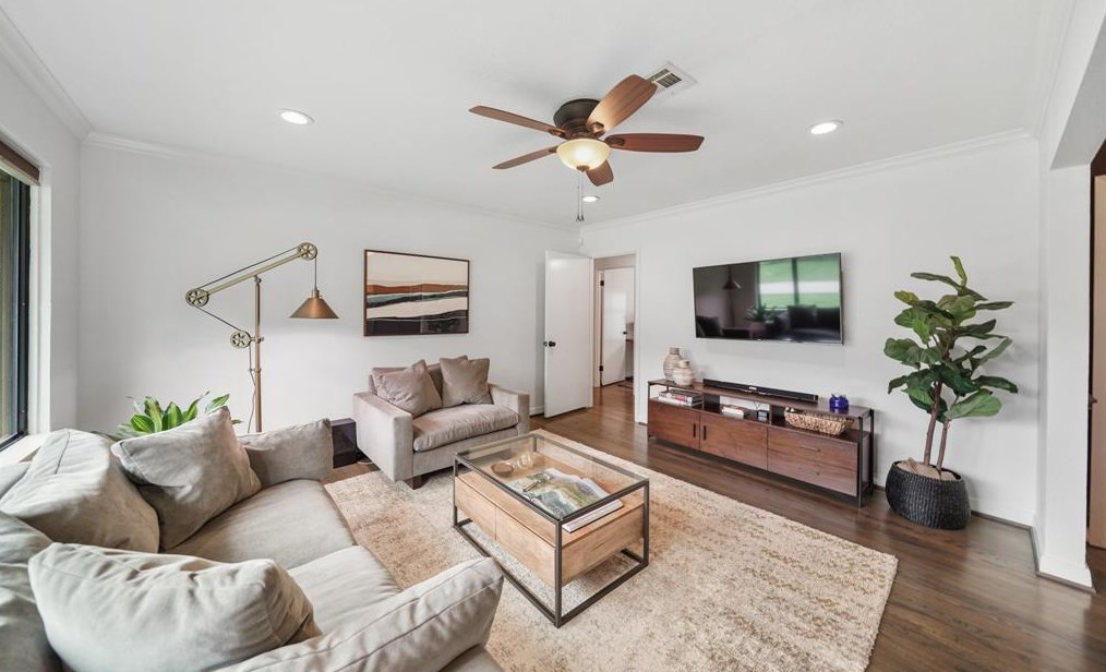 2203 Saxon Dr, Houston TX  77018-4639 exterior