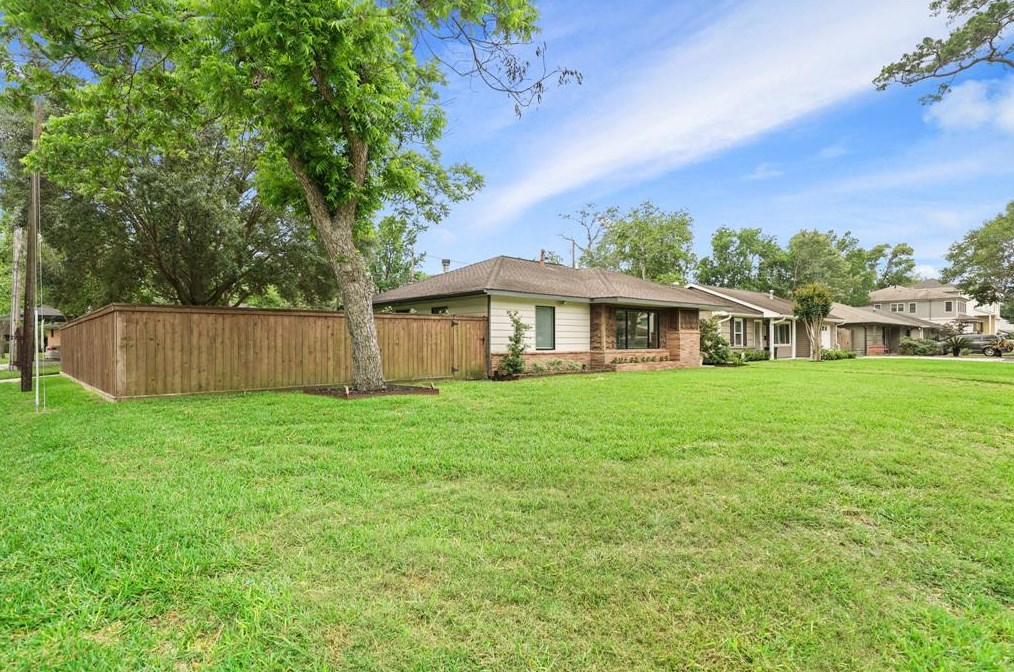 2203 Saxon, Houston TX  77092-5140 exterior