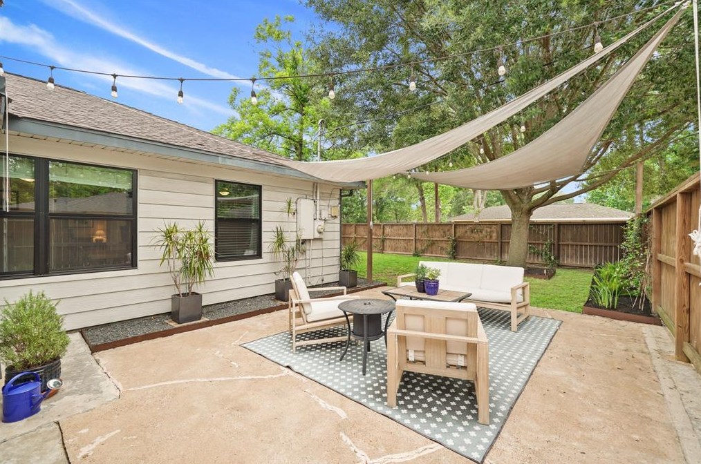 2203 Saxon, Houston TX  77092-5140 exterior