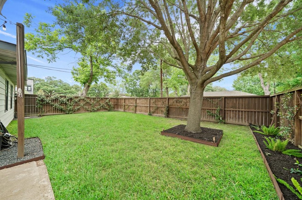 2203 Saxon, Houston TX  77092-5140 exterior
