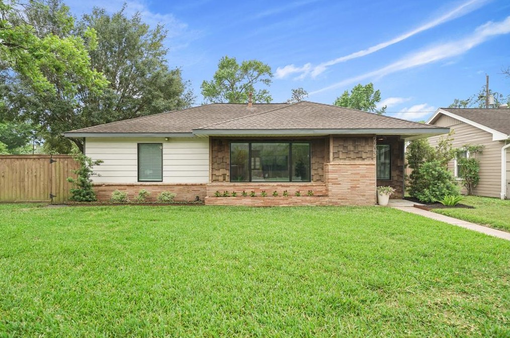 2203 Saxon, Houston TX  77092-5140 exterior